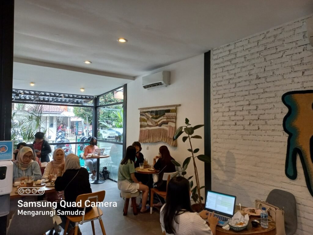 Bagian Indoor Popolo Coffee